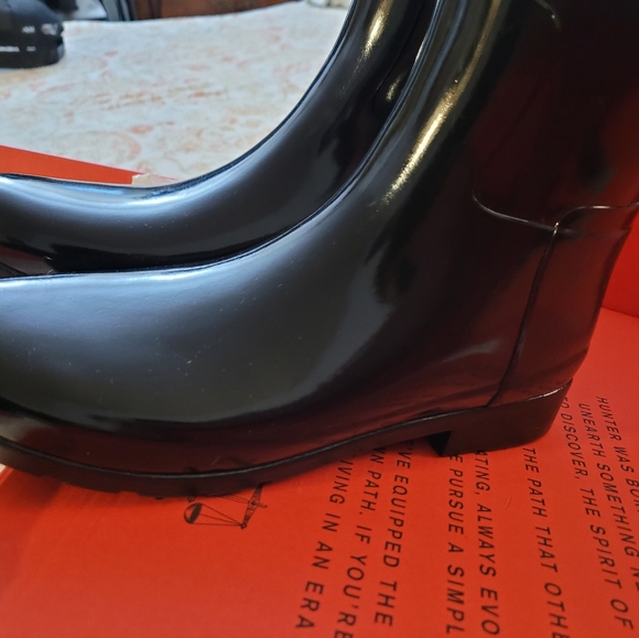 Black gloss boots. - Picture 4 of 9